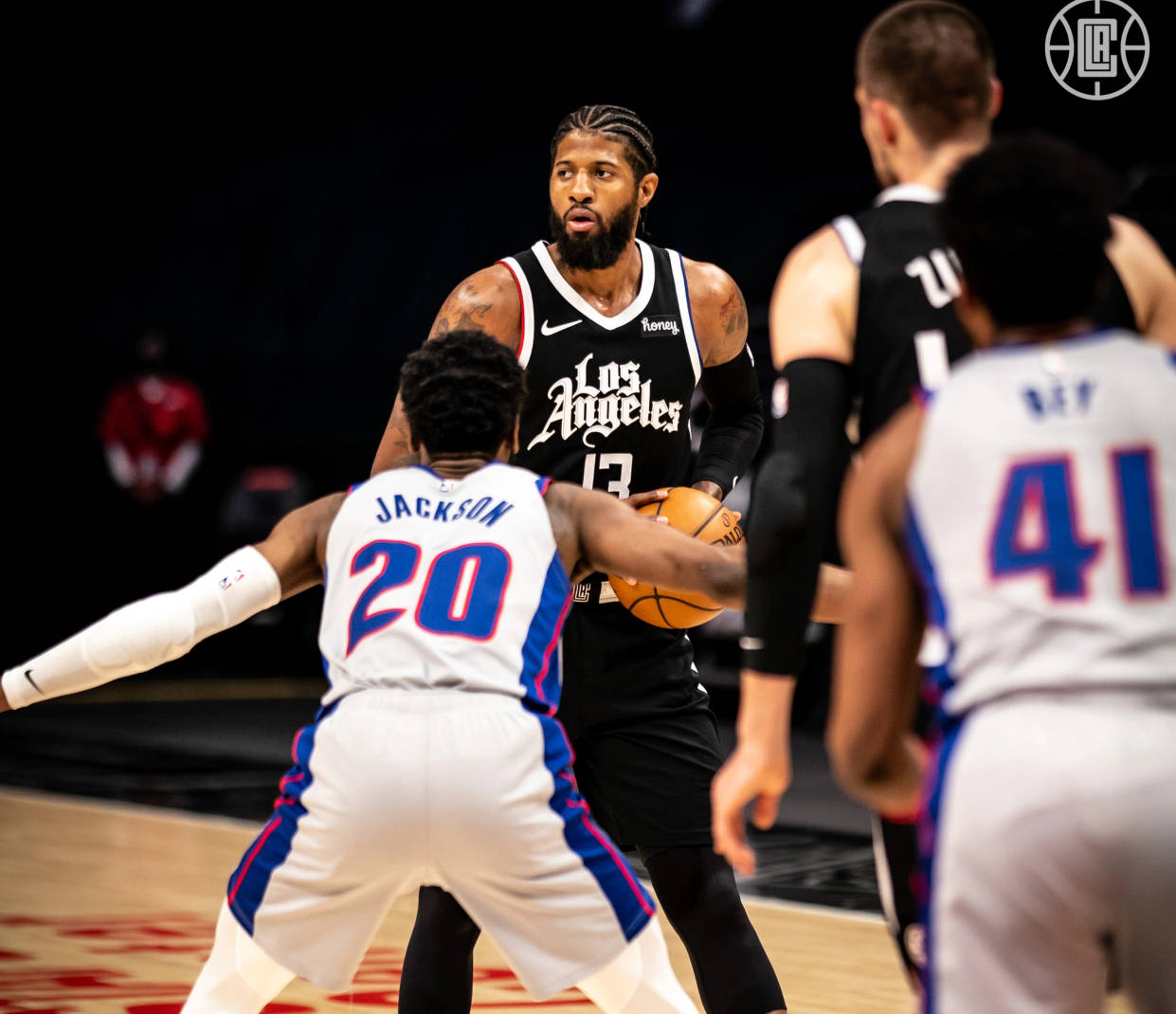 海外收入占 海外收入占